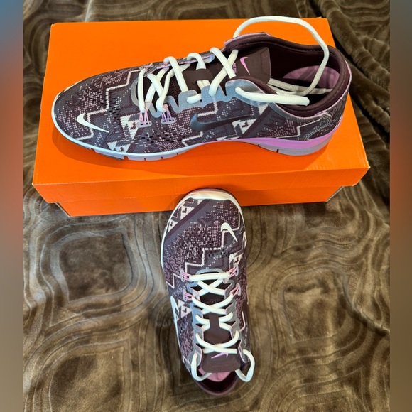 Nike Free 5.0 size 9.5. Aztec Print Burgandy Color never been worn - Picture 2 of 4